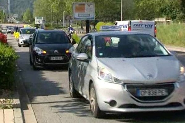 Opération escargot des autos-écoles indépendantes à Grenoble. 