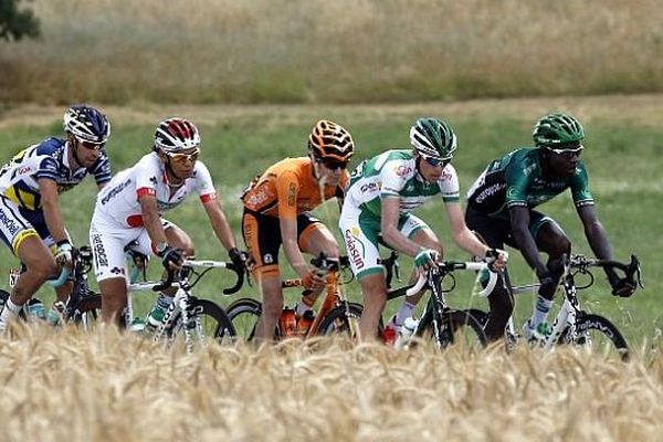 Échappée 5ème étape du Tour de France 2013, avec le Bas-normand Anthony Delaplace de Sojasun (vert et blanc)