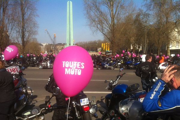 Toutes à moto sur le Cours des 5O otages.