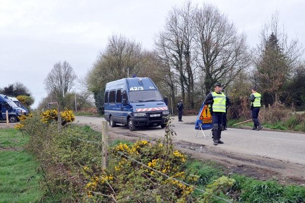 Le 16 avril 2013 des gendarmes surveillent une route secondaire à Notre-Dame-des-Landes