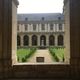 Intérieur du cloître de l'abbaye-musée Saint-Remi.