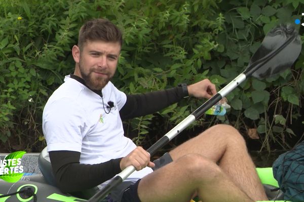 Pierre Dubourg, un jeune normand sportif et engagé pour l’environnement, ramasse les déchets qui flottent sur l’Orne avec son kayak gonflable.