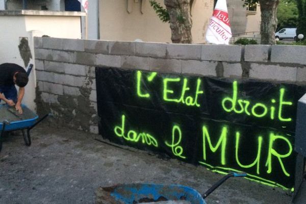 Des agriculteurs en colère  dressent un mur devant la direction départementale des territoires et de la mer du Pays basque le 6 juin 2016.