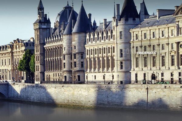 La Conciergerie se situe en plein coeur de Paris, sur l'île de la Cité.