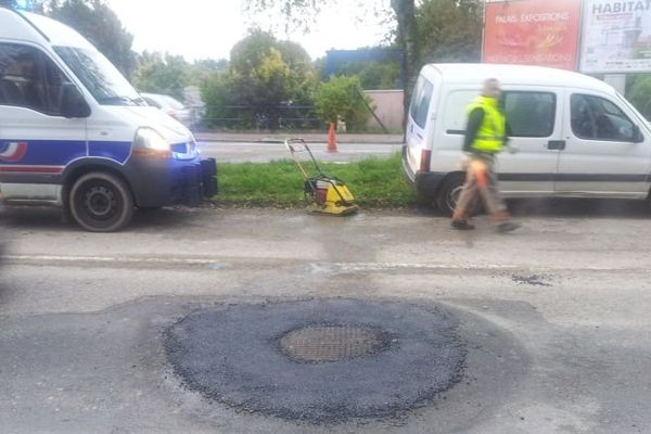 La plaque d'égout qui a provoqué la chute d'un cyclomotoriste, boulevard Schuman à Limoges