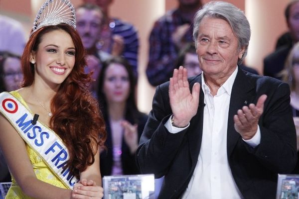 Alain Delon et Delphine Wespiser sur le plateau du "Grand Journal", Canal +, 5 décembre 2011