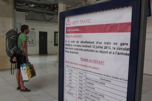 Un voyageur en gare après les perturbations liées au déraillement du Paris-Limoges en date du 12 juillet 2013 à Brétigny-sur-Orge (illustration)