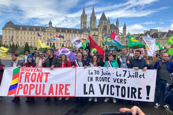 L'intersyndicale, les membres des partis du Nouveau Front Populaire et  plus de 7 000 personnes ont manifesté dans les rues de Caen (Calvados), dimanche 16 juin 2024, contre la montée de l'extrême droite.