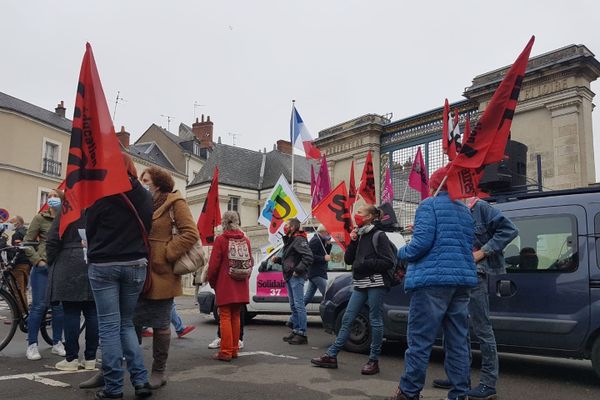 Une centaine d'enseignants s'est rassemblée devant la préfecture d'Indre-et-Loire ce mardi 10 novembre pour contester les décisions du gouvernement