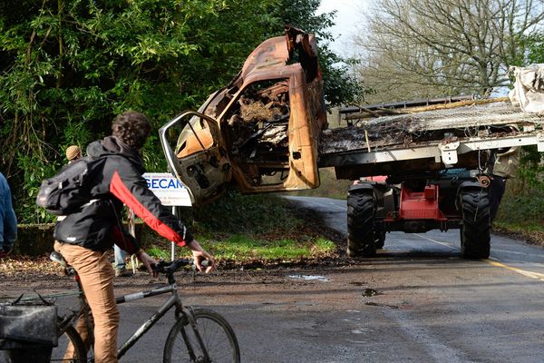 Lundi 22 janvier 2018 sur la route D281 les bénévoles déblayent les carcasses de voitures. 