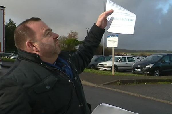 Philippe Poupeau, le patron des transports Voiron, distribue des tracts depuis hier devant la Scachap à Ruffec pour tenter de sauver son entreprise.