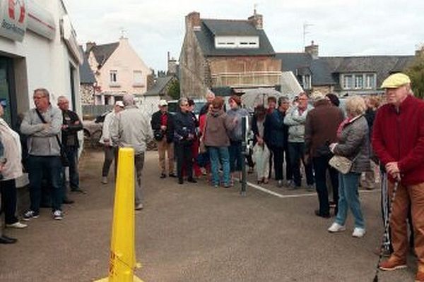 Quelques dizaines d'habitants de Plérin manifestent pour éviter la fermeture de leur banque - 10 septembre 2017