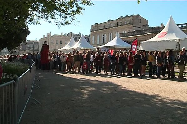 Les Bordelais font la queue sous le soleil pour récupérer un coupon d'accès gratuit au Muséum ce dimanche 31 mars. 