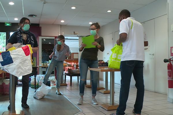 A Toulouse, les associations s'organisent pour venir en aide aux sans-abris en cette période de confinement liée au coronavirus.