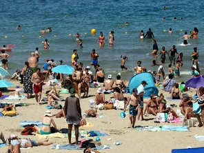 Partir en vacances grâce aux congés payés, instaurés en 1936 par le Front Populaire.