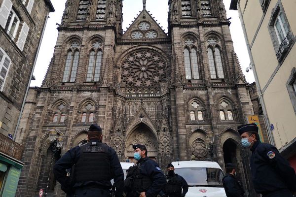 Les forces de police patrouillaient dans les rues de Clermont-Ferrand ce jeudi 29 octobre. 