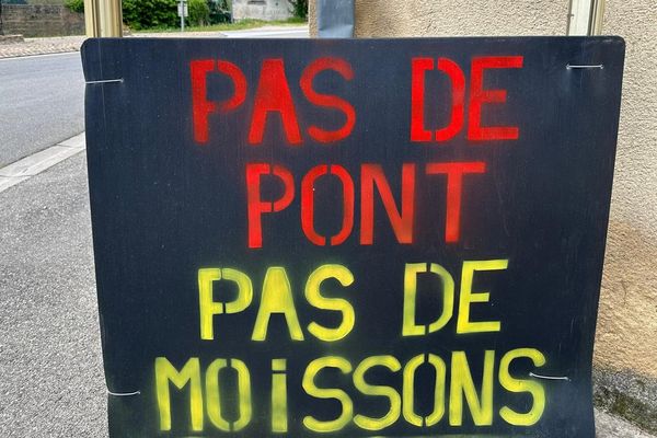 Le pont interdit aux tracteurs impacte l'organisation des récoltes dans le secteur de Bedarrides, dans le Vaucluse.