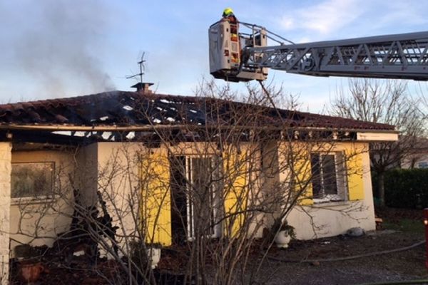 La toiture du pavillon est complètement détruite. 