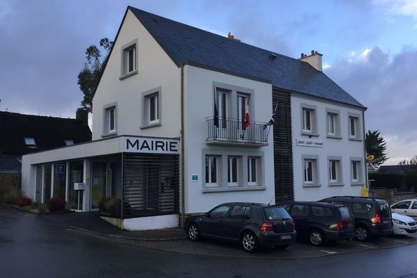 La mairie de Plougoumelen "secouée" après la condamnation de son maire pour corruption de mineures.