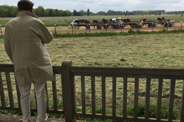 Quelques passionnés ont pu assister de loin au Prix des Ducs de Normandie qui s'est tenu ce 13 mai à l'hippodrome de Caen