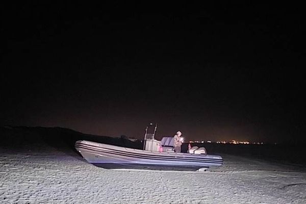 Un bateau saisi sur la côte belge, lors de l'opération conjointe qui a mené à l'arrestation de trois passeurs présumés.