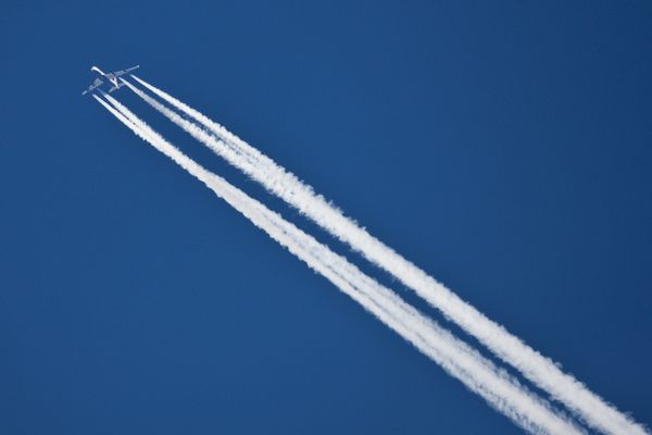 Des traînées blanches de condensation dans le ciel, un danger pour l'environnement bientôt résolu?