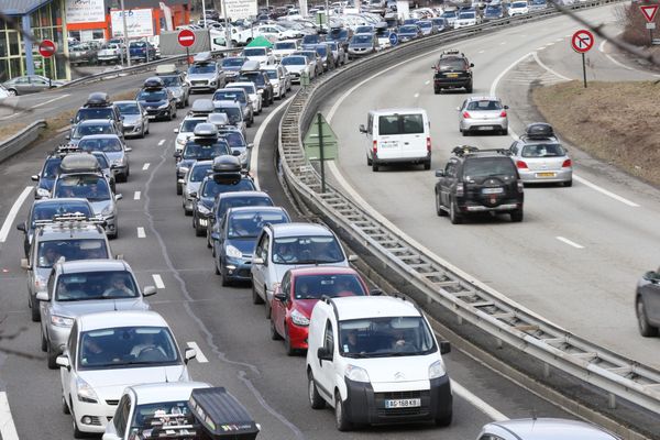 Illustration. Ce dernier week-end des vacances scolaires s'annonce très chargé sur les routes de la Savoie.