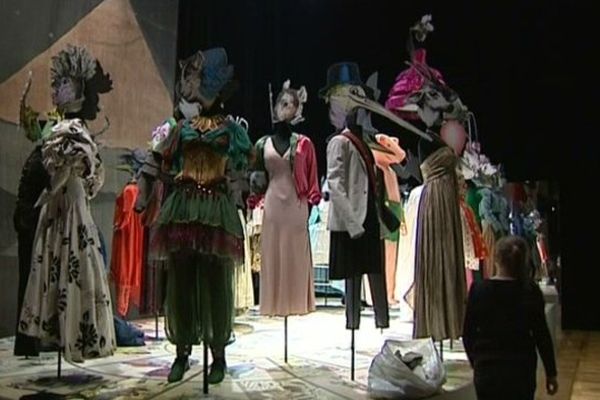 Plus de 130 costumes sont exposés dans les 8 principales vitrines et salles annexes du Centre National du Costume de Scène de Moulins. Une rétrospective de l'histoire de l'Opéra Comique à découvrir jusqu'au 25 mai prochain.