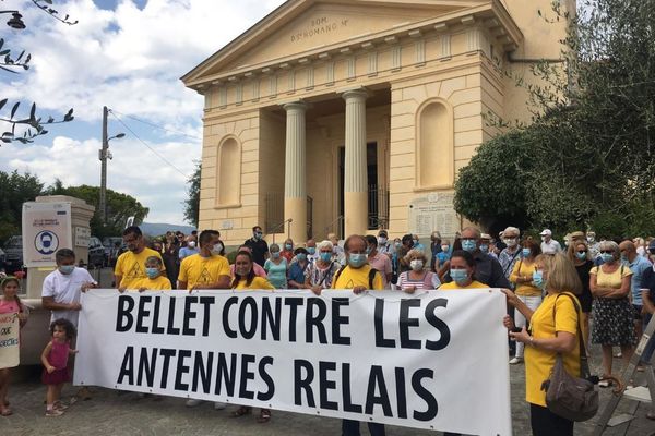 Des habitants de Saint-Roman de Bellet manifestent contre l'implantation d'une antenne-relais 