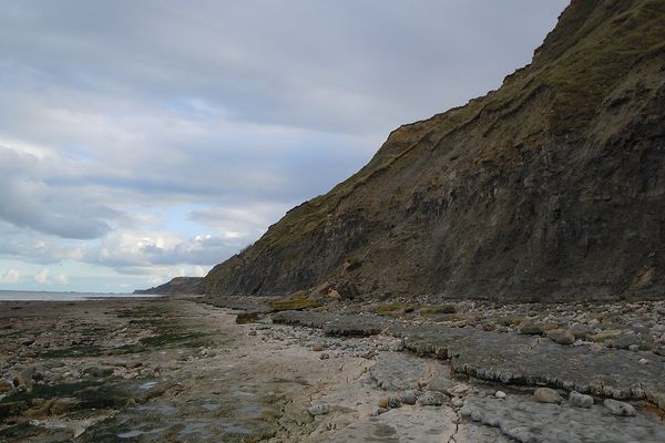 Dans le Calvados, un DIMANCHE très nuageux sur les falaises, non loin de Port-en-Bessin.