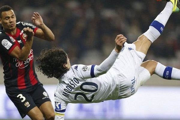 Thimothee Kolodziejczak et Francois Joseph Modesto à l'Allianz Riviera à Nice. 