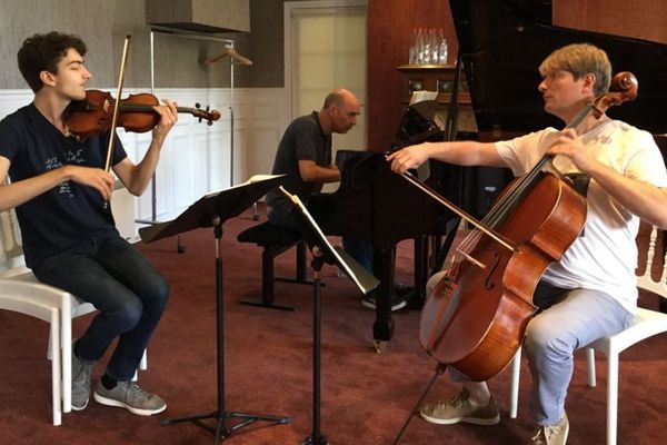 Répétition d'une oeuvre de l'auteur contemporain Charly Mandon pour le festival "Les vacances de Mr Haydn" à la Roche-Posay (86).