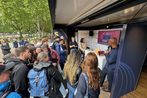 France Télévisions organise une tournée “LES LIVES DE LA FLAMME FRANCE TÉLÉVISIONS” à travers toute la France pour suivre le relais de la flamme olympique.