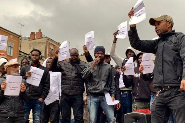 Les résidents du squat de la rue de Muret à Toulouse manifestent devant la préfecture, vendredi 15 novembre 2019