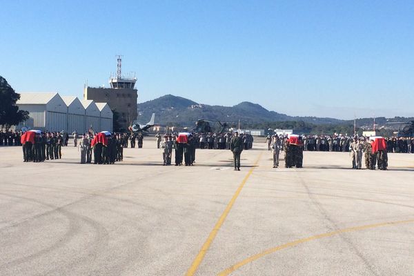 Le cercueil des militaires disparus tragiquement sont recouverts du drapeau français sur la base du Cannet-des-Maures.