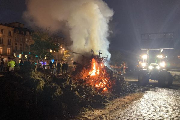 Un grand feu de la colère a été allumé vers 18h sur les quais de Bordeaux par la FDSEA et les Jeunes Agriculteurs.