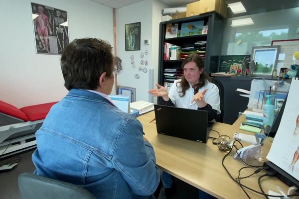 A la Polyclinique de Limoges, une algologue prend en charge les douleurs après un cancer du sein.