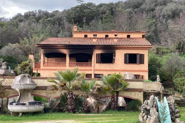 Située route des Milelli, la maison a été fortement endommagée par un incendie dans la nuit de mercredi à jeudi. Des tags à "connotation nationaliste" ont été retrouvés sur la façade de la villa.