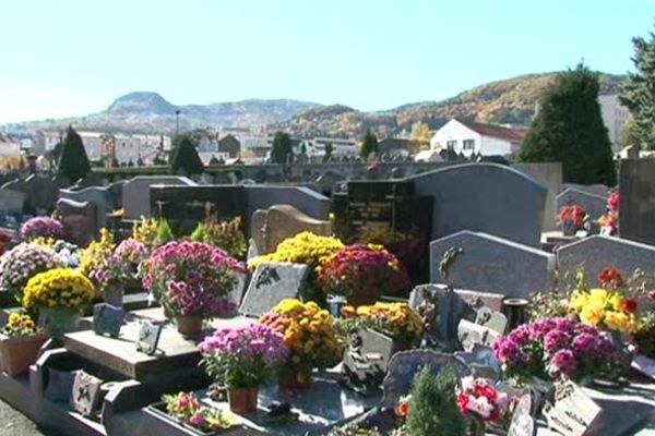 Les cimetières sont toujours de plus en plus fleuris et visités pour la Toussaint.