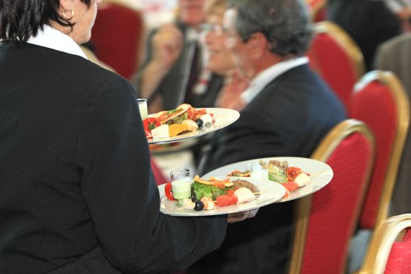 Une serveuse dans un grand restaurant