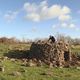 Une cabane en pierres sèches a été reconstruite dans les hauts de Chanturgue, à Clermont-Ferrand, mardi 2 avril 2024.