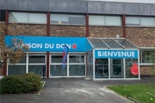 La façade rénovée de la maison du don de Charleville-Mézières.