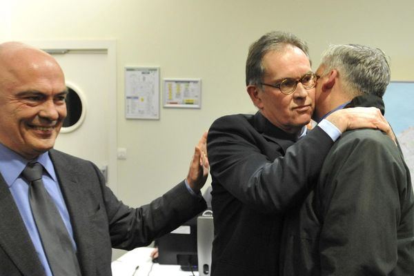 Alain Cadec (UMP) , dans les bras de Stéphane de Sallier-Dupin, et avec Marc Le Fur 