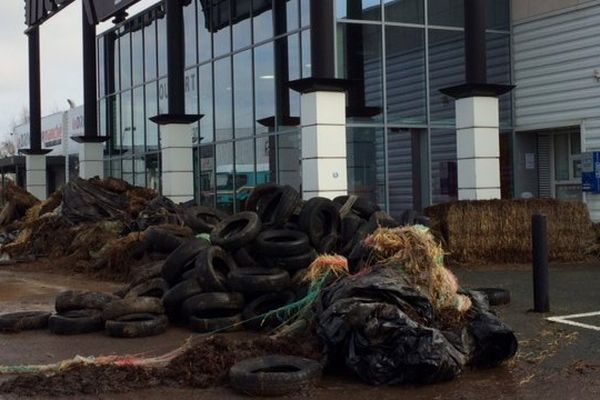 Devant l'entrée de l'Intermarché de Civray, dans la Vienne