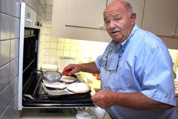 Bien qu'à la retraite, Pierre Troisgros allait souvent au marché à Roanne, et concoctait ses recettes en cuisine chez lui. Le chef aux trois étoiles est décédé à l'âge de 92 ans, mercredi 23 septembre 2020. 
 