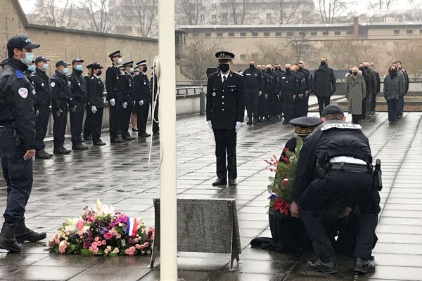 Le préfet de région a déposé une gerbe en hommage au policier Franck Labois, mort en intervention le 13 janvier 2020.