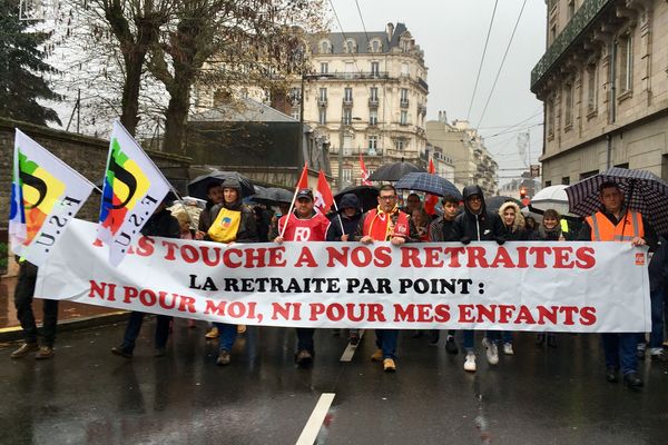 Environ mille personnes ont défilé à Limoges dans un long cortège.