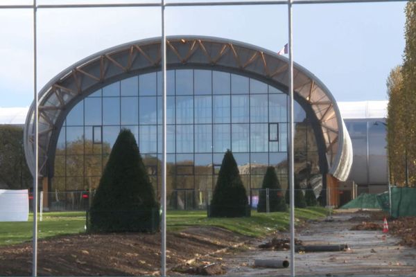 Le démontage du Grand palais éphémère a pris du retard au coeur du Champ-de-Mars.