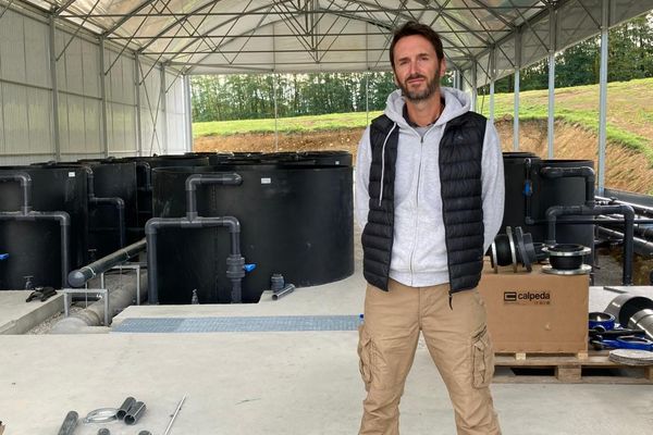 Jean-Philippe Roubes devant les bassins devant accueillir les truites d'ici quelques semaines.