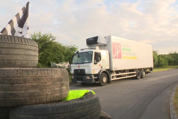 Des pneus amoncelés pour bloquer la plate-forme logistique de Gaël (35).